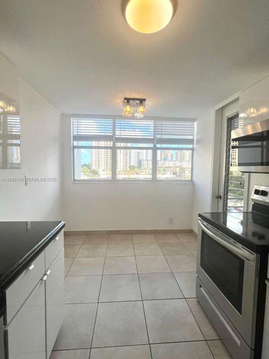 For Rent: $2,099 (1 beds, 1 baths, 982 Square Feet)