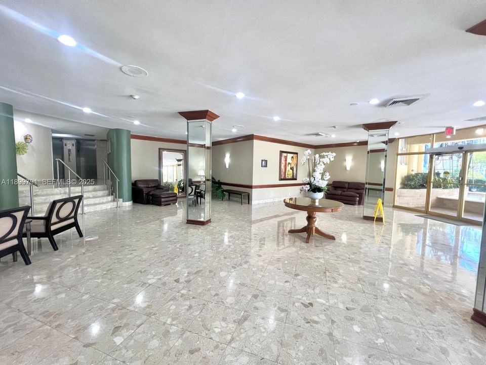 For Rent: $2,099 (1 beds, 1 baths, 982 Square Feet)