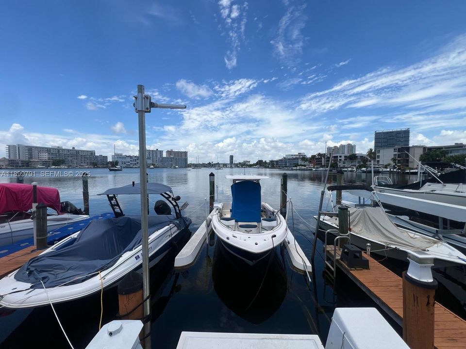 For Rent: $2,099 (1 beds, 1 baths, 982 Square Feet)