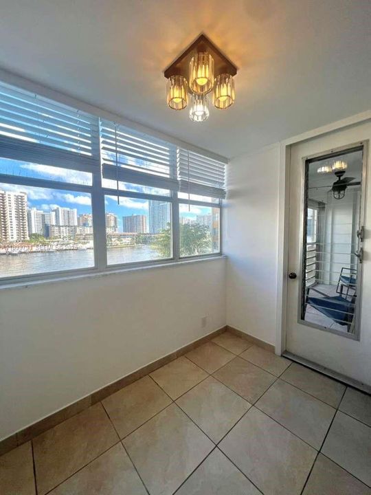 For Rent: $2,099 (1 beds, 1 baths, 982 Square Feet)