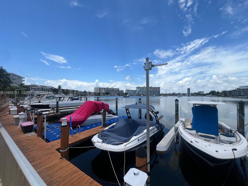 For Rent: $2,099 (1 beds, 1 baths, 982 Square Feet)