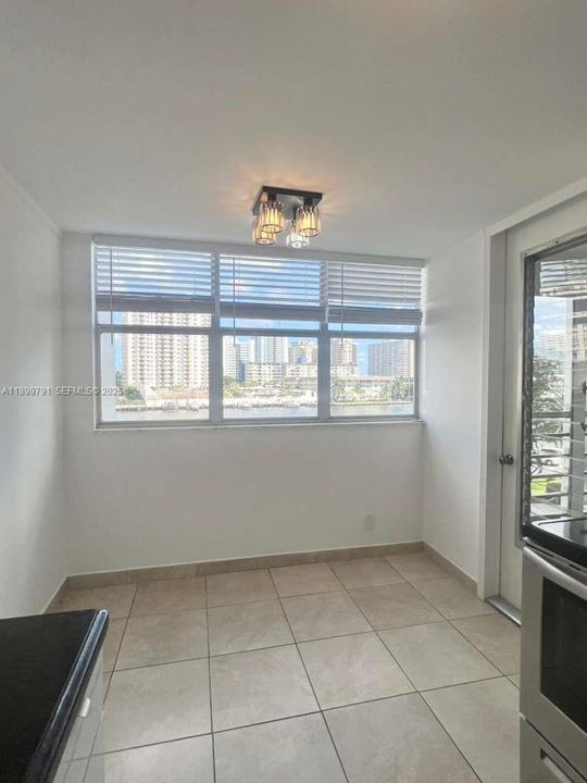For Rent: $2,099 (1 beds, 1 baths, 982 Square Feet)