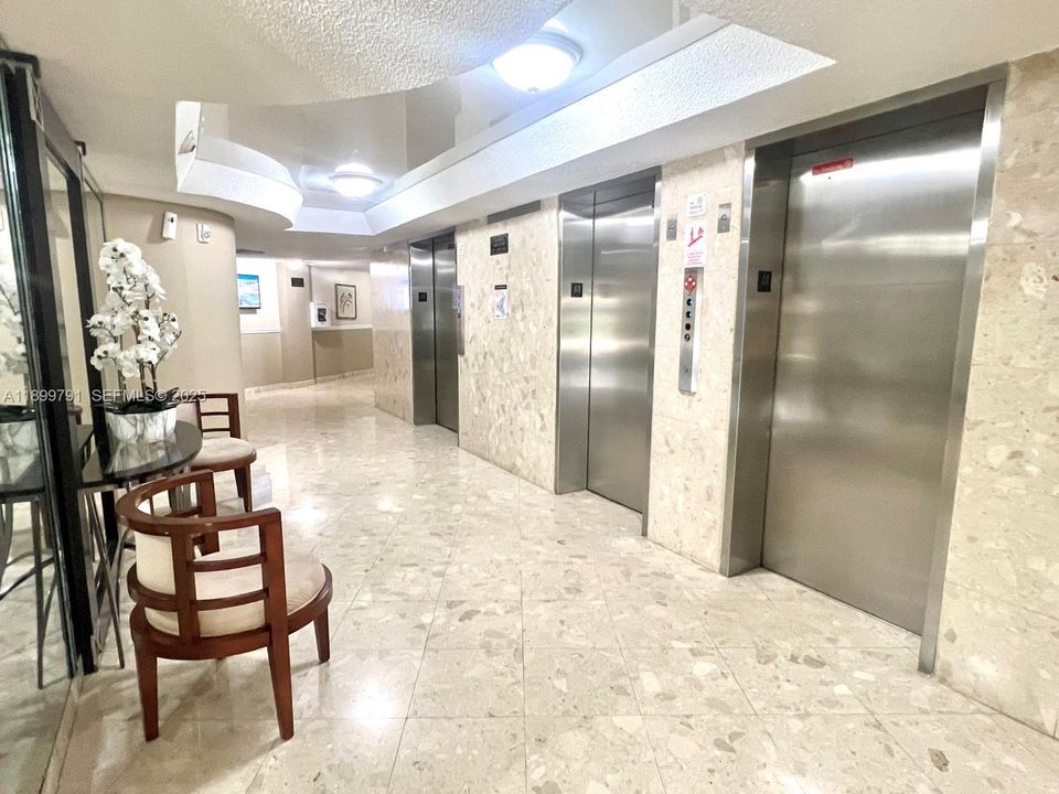 For Rent: $2,099 (1 beds, 1 baths, 982 Square Feet)