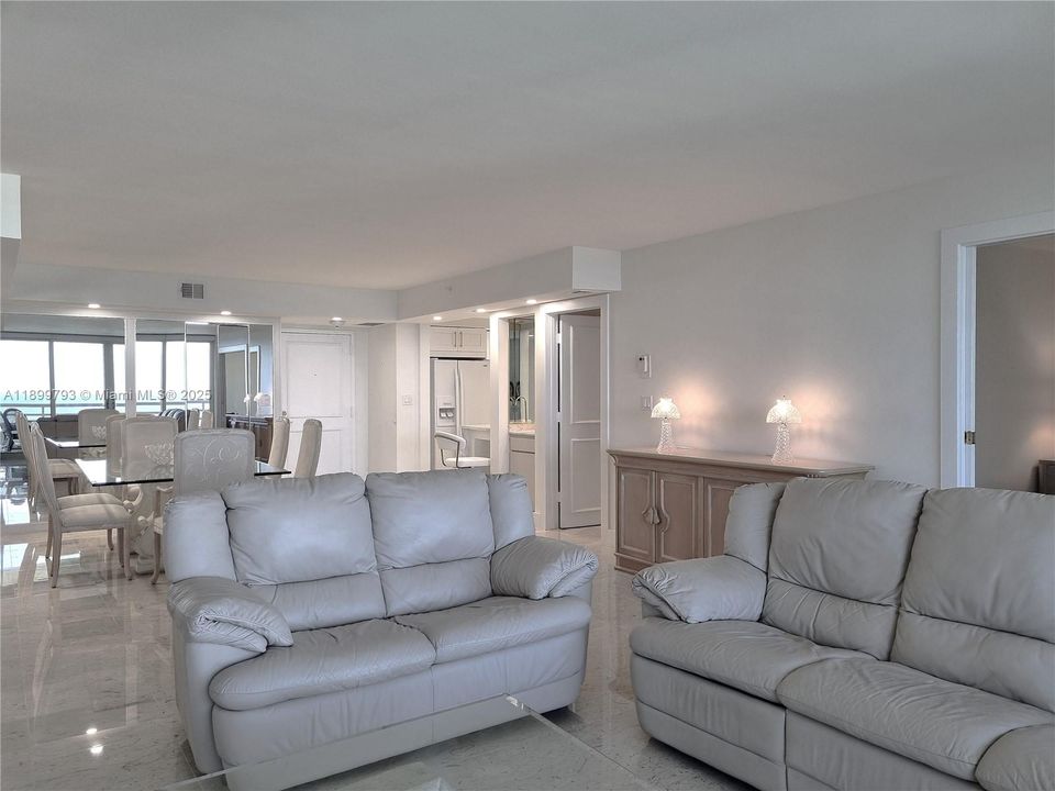 合同活跃: $8,000 (2 贝兹, 2 浴室, 1438 平方英尺)