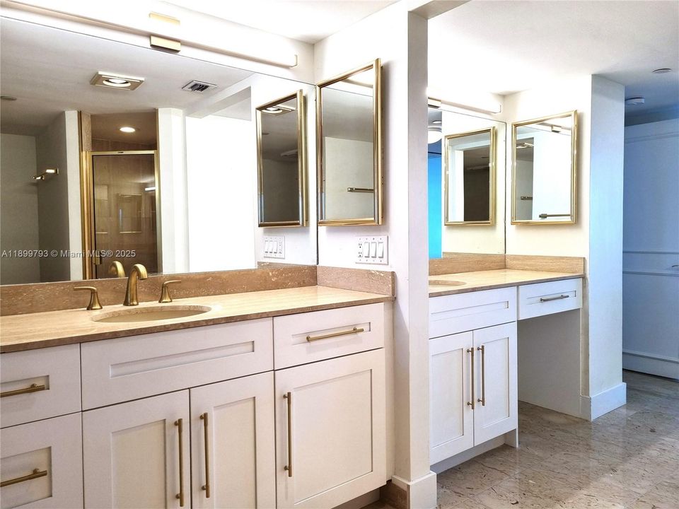 合同活跃: $8,000 (2 贝兹, 2 浴室, 1438 平方英尺)