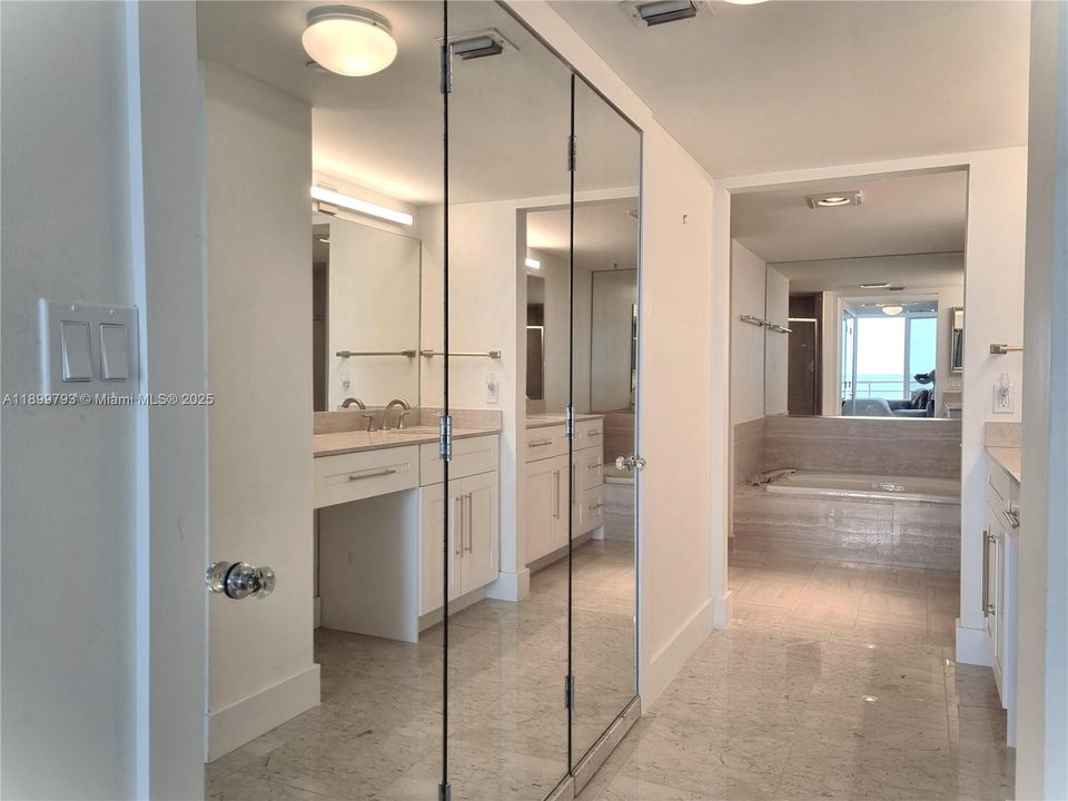 合同活跃: $8,000 (2 贝兹, 2 浴室, 1438 平方英尺)