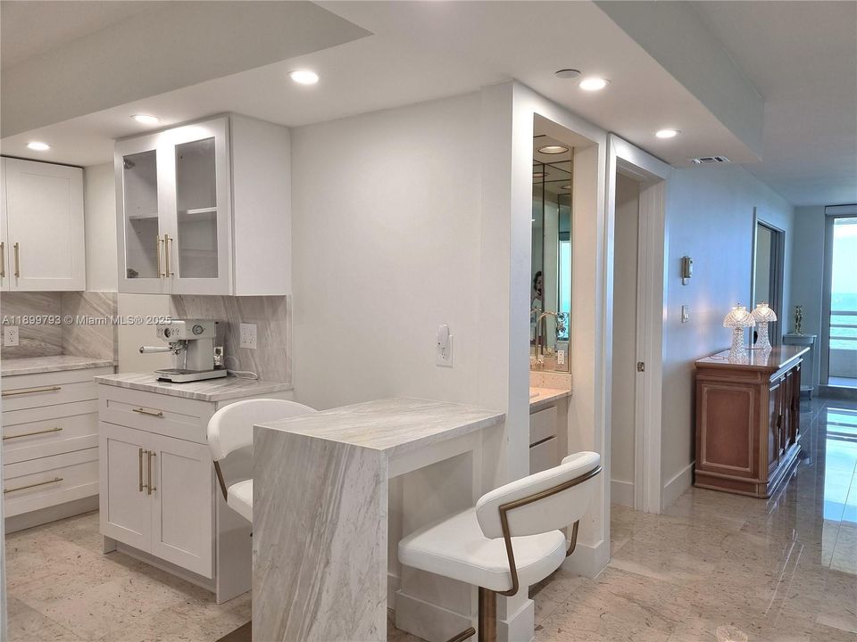 合同活跃: $8,000 (2 贝兹, 2 浴室, 1438 平方英尺)