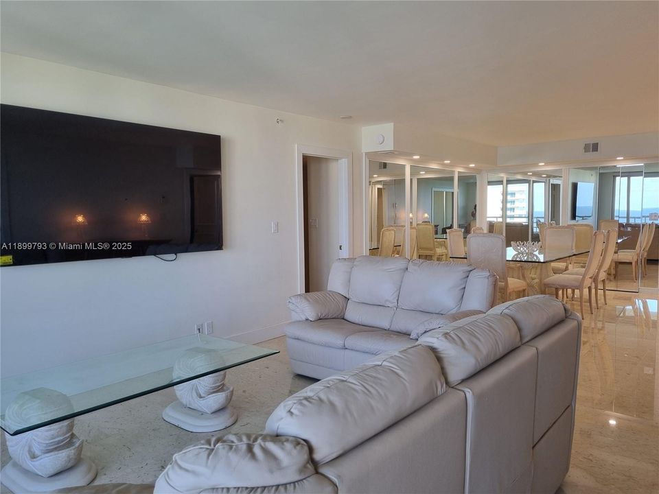 合同活跃: $8,000 (2 贝兹, 2 浴室, 1438 平方英尺)