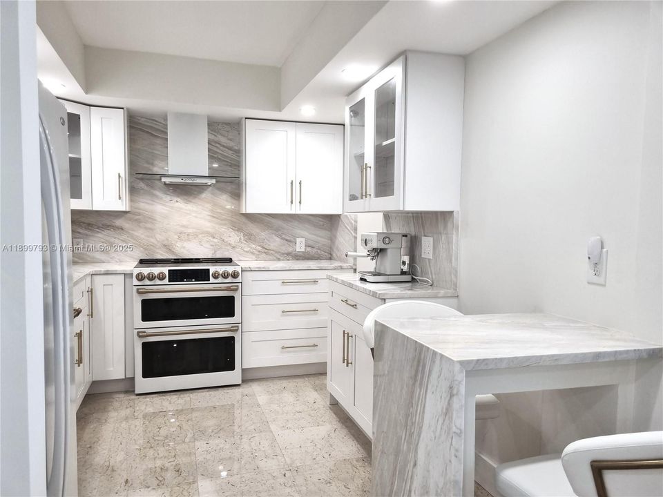 合同活跃: $8,000 (2 贝兹, 2 浴室, 1438 平方英尺)