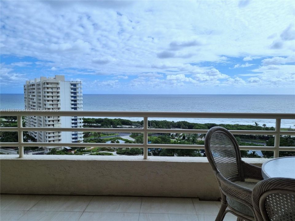 合同活跃: $8,000 (2 贝兹, 2 浴室, 1438 平方英尺)