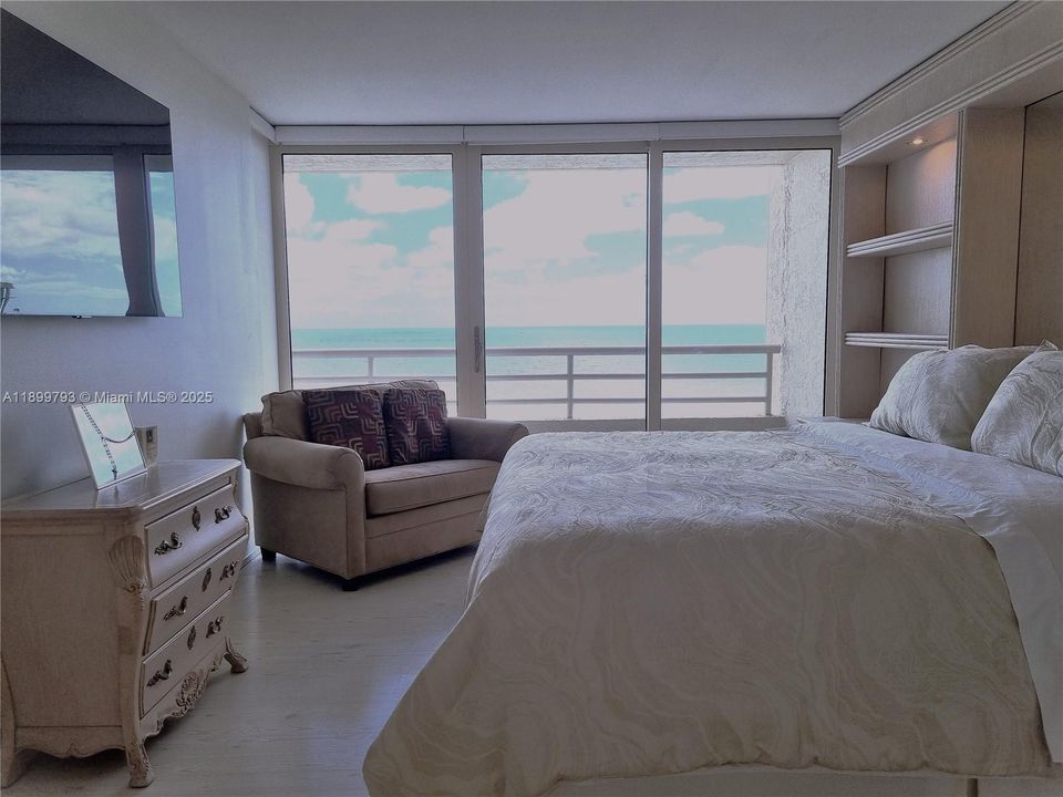 合同活跃: $8,000 (2 贝兹, 2 浴室, 1438 平方英尺)