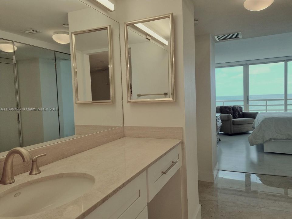 合同活跃: $8,000 (2 贝兹, 2 浴室, 1438 平方英尺)