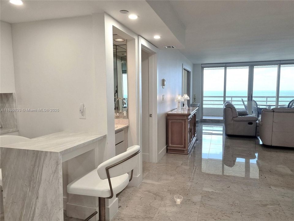 合同活跃: $8,000 (2 贝兹, 2 浴室, 1438 平方英尺)