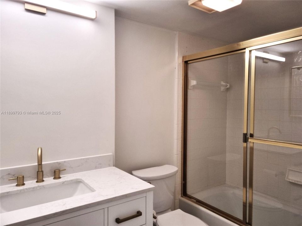 合同活跃: $8,000 (2 贝兹, 2 浴室, 1438 平方英尺)