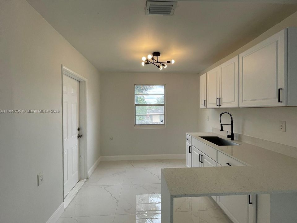 For Rent: $2,750 (3 beds, 1 baths, 1070 Square Feet)