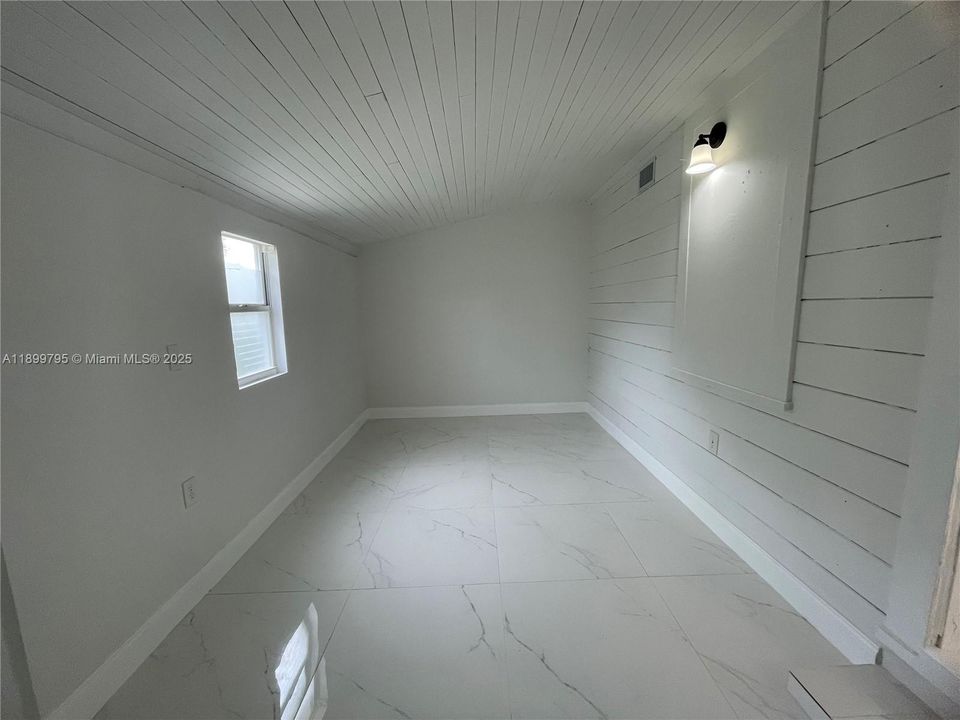 For Rent: $2,750 (3 beds, 1 baths, 1070 Square Feet)