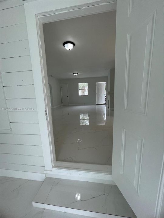 For Rent: $2,750 (3 beds, 1 baths, 1070 Square Feet)