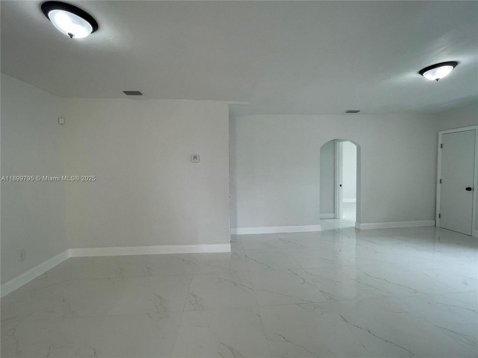 For Rent: $2,750 (3 beds, 1 baths, 1070 Square Feet)