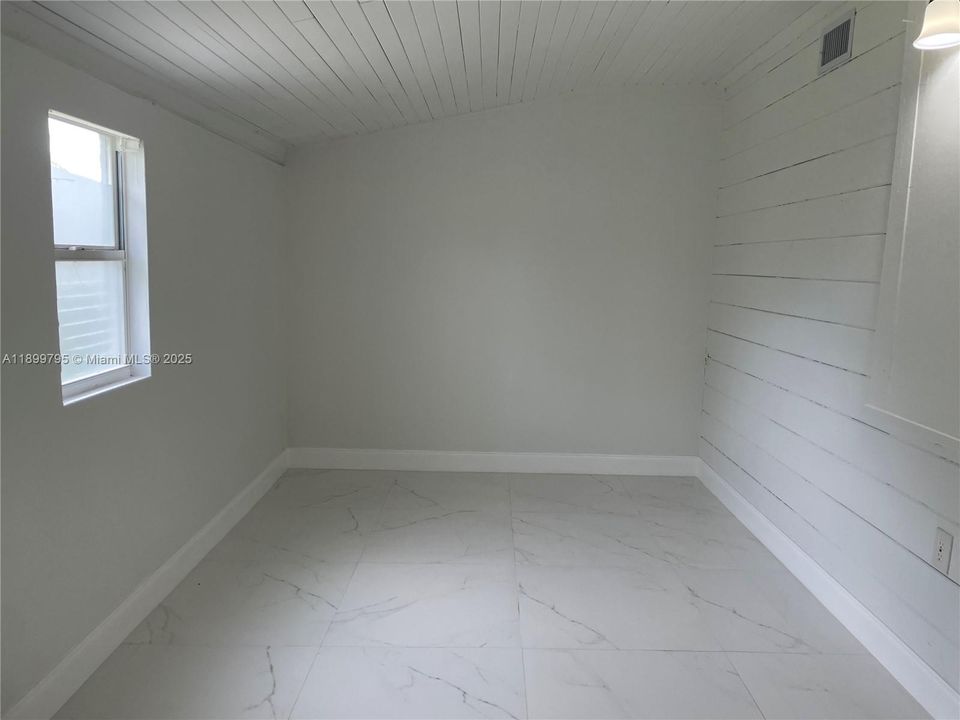 For Rent: $2,750 (3 beds, 1 baths, 1070 Square Feet)