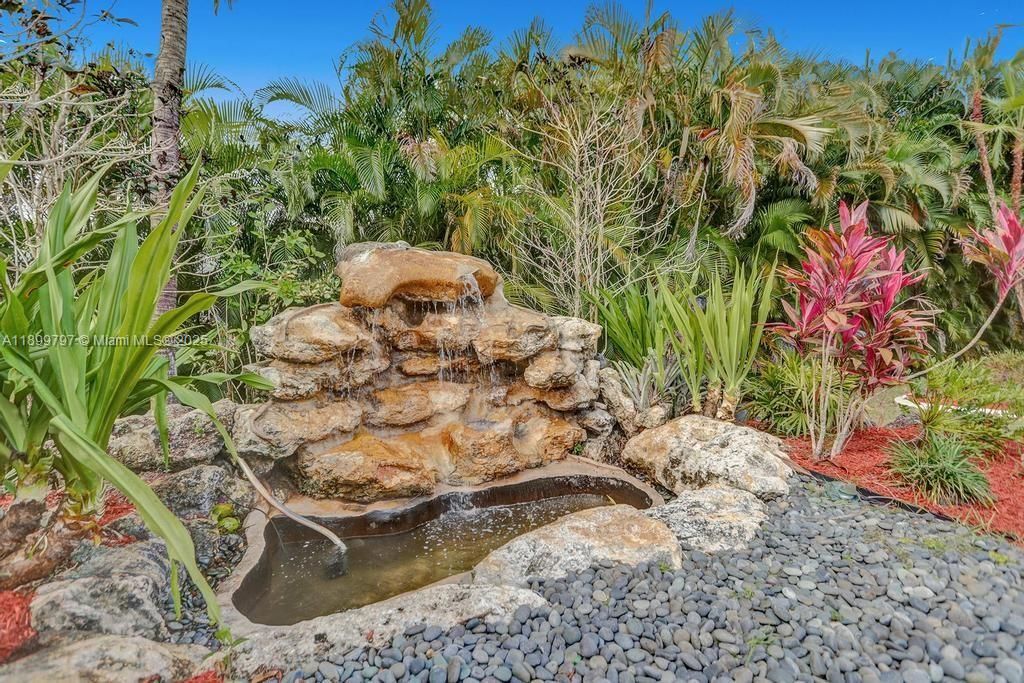 For Rent: $21,995 (9 beds, 5 baths, 4979 Square Feet)