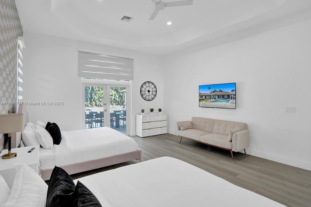 For Rent: $21,995 (9 beds, 5 baths, 4979 Square Feet)