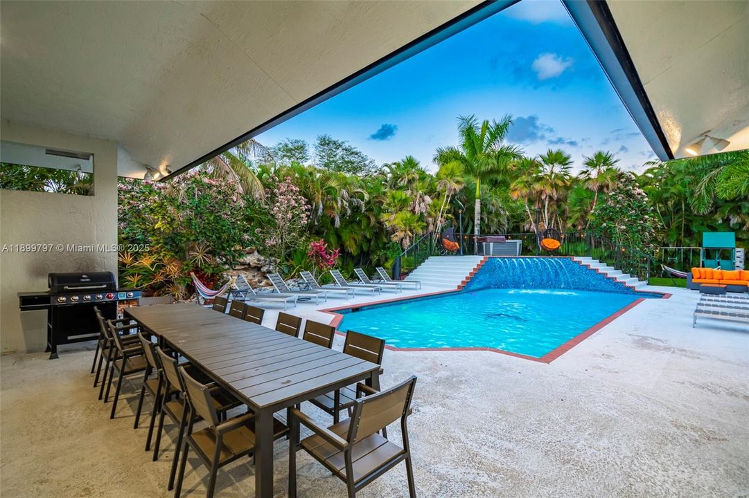 For Rent: $21,995 (9 beds, 5 baths, 4979 Square Feet)