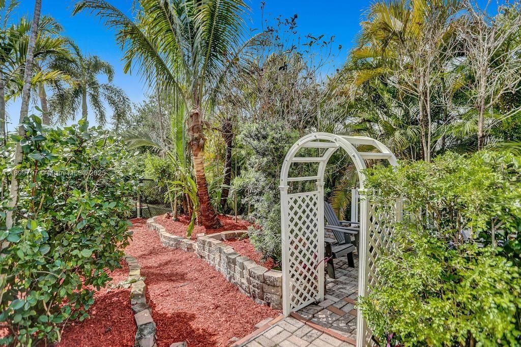 For Rent: $21,995 (9 beds, 5 baths, 4979 Square Feet)