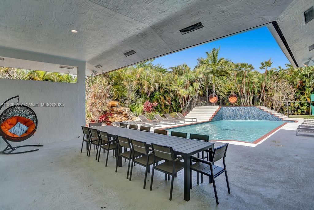 For Rent: $21,995 (9 beds, 5 baths, 4979 Square Feet)