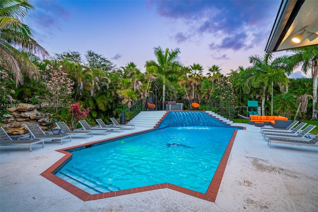 For Rent: $21,995 (9 beds, 5 baths, 4979 Square Feet)