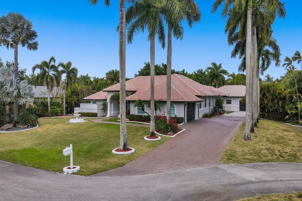 For Rent: $21,995 (9 beds, 5 baths, 4979 Square Feet)