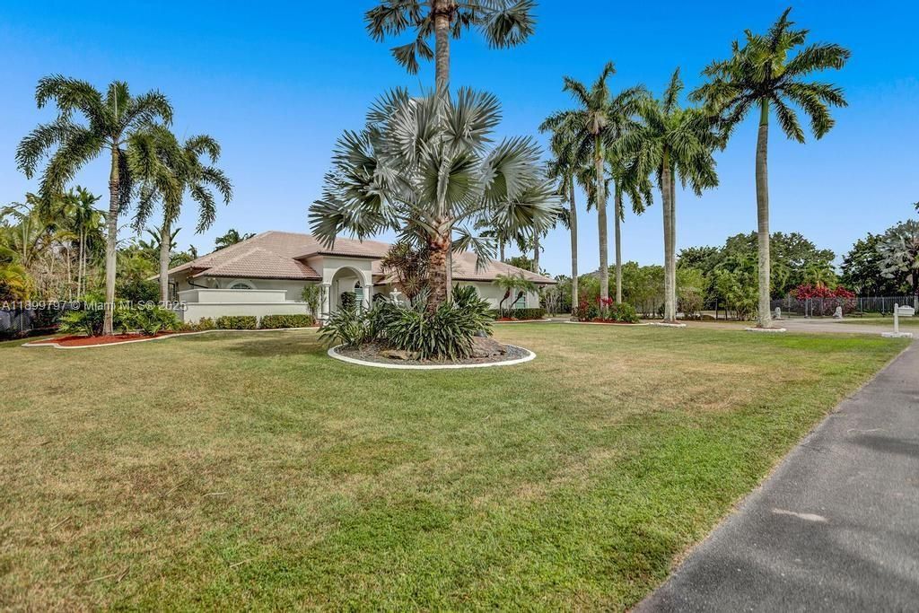 For Rent: $21,995 (9 beds, 5 baths, 4979 Square Feet)