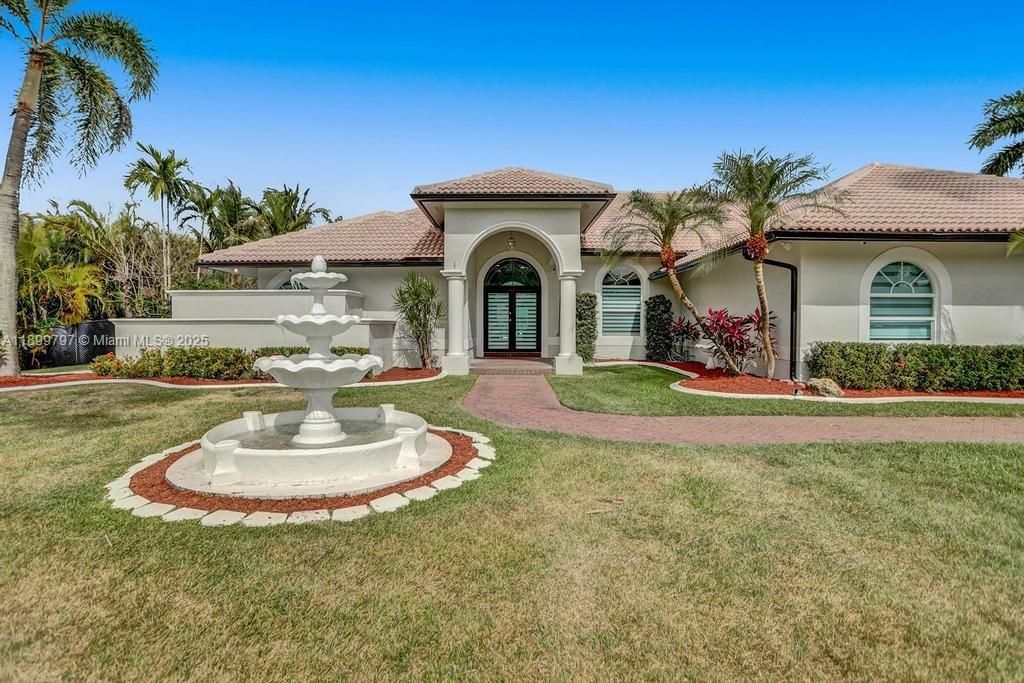 For Rent: $21,995 (9 beds, 5 baths, 4979 Square Feet)