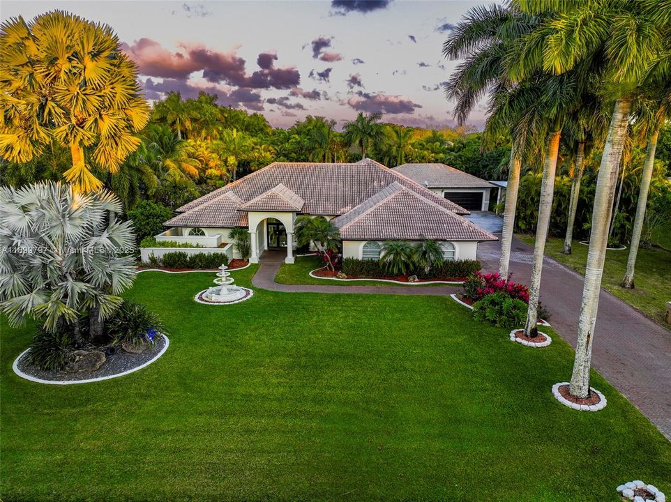 For Rent: $21,995 (9 beds, 5 baths, 4979 Square Feet)