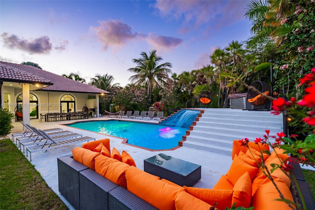 For Rent: $21,995 (9 beds, 5 baths, 4979 Square Feet)