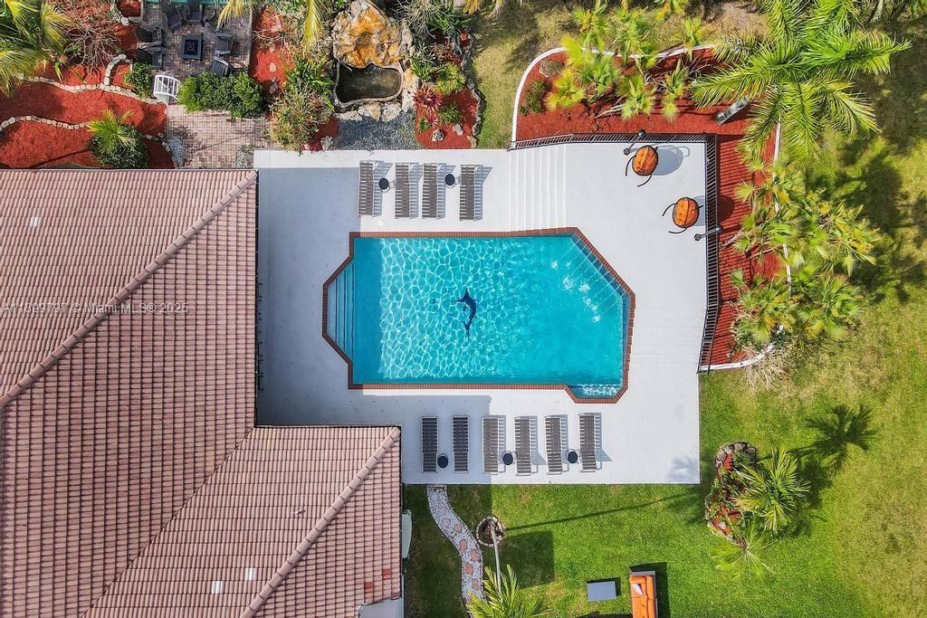 For Rent: $21,995 (9 beds, 5 baths, 4979 Square Feet)