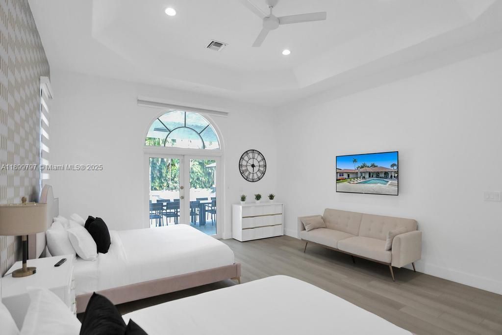 For Rent: $21,995 (9 beds, 5 baths, 4979 Square Feet)