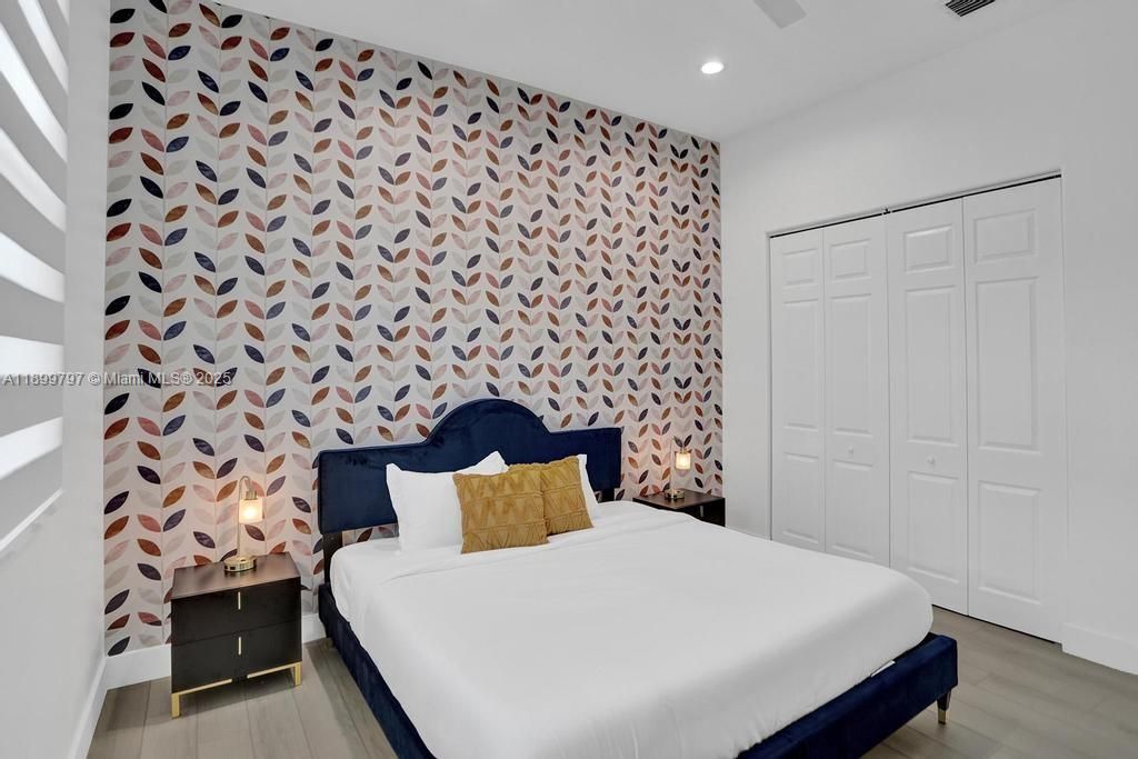 For Rent: $21,995 (9 beds, 5 baths, 4979 Square Feet)