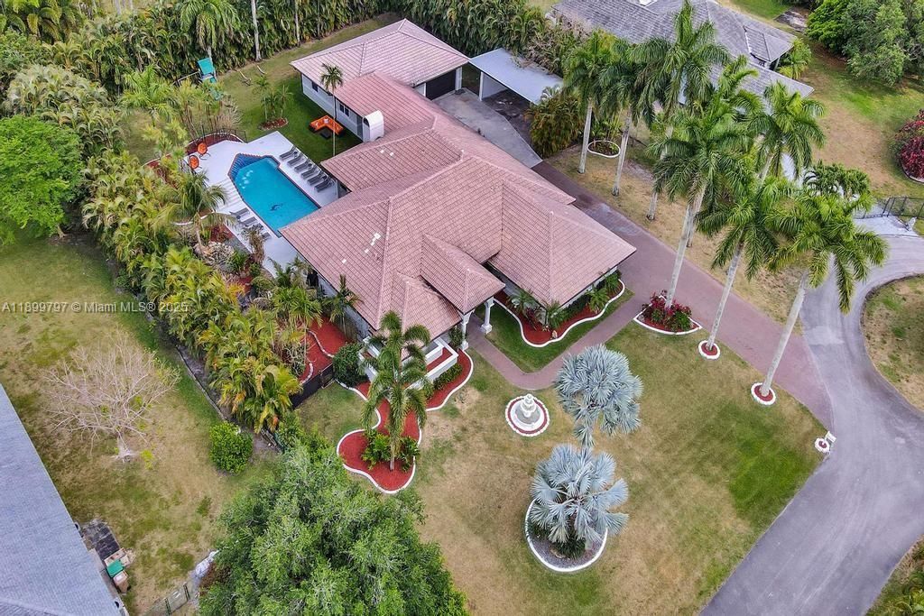 For Rent: $21,995 (9 beds, 5 baths, 4979 Square Feet)