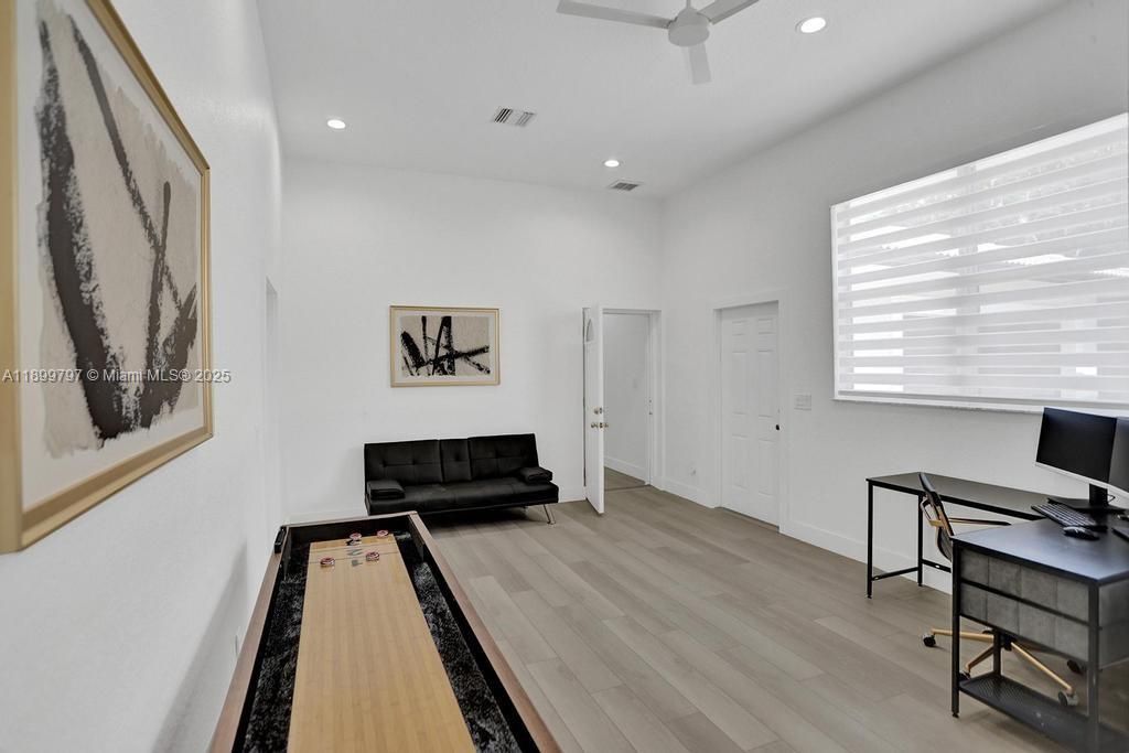 For Rent: $21,995 (9 beds, 5 baths, 4979 Square Feet)