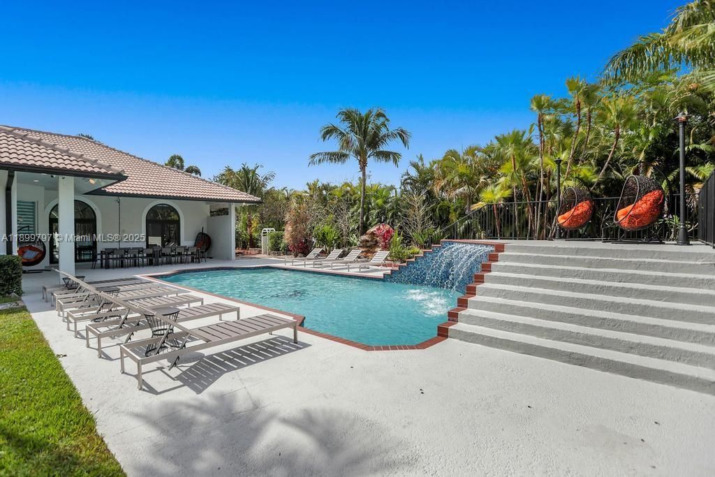 For Rent: $21,995 (9 beds, 5 baths, 4979 Square Feet)