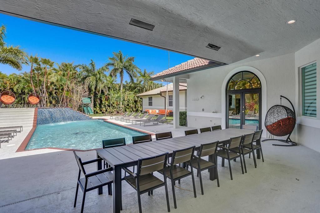 For Rent: $21,995 (9 beds, 5 baths, 4979 Square Feet)