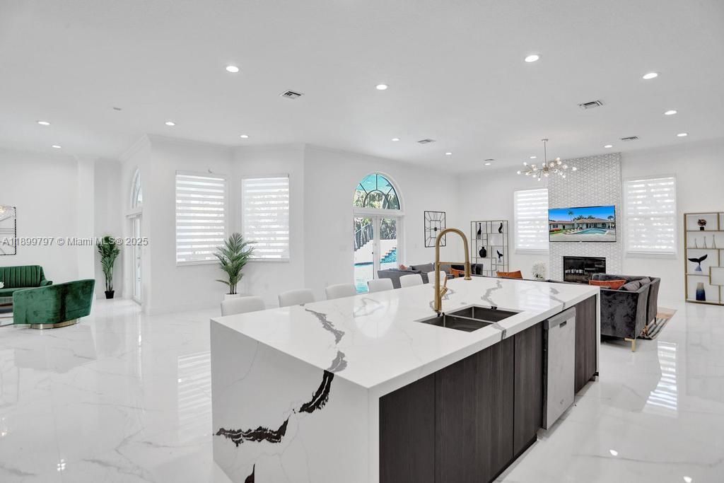 For Rent: $21,995 (9 beds, 5 baths, 4979 Square Feet)