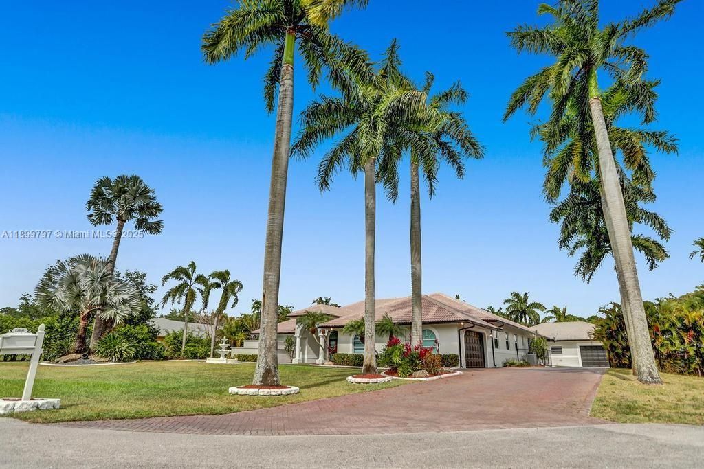 For Rent: $21,995 (9 beds, 5 baths, 4979 Square Feet)