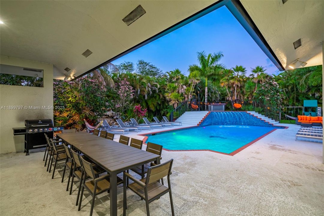 For Rent: $21,995 (9 beds, 5 baths, 4979 Square Feet)