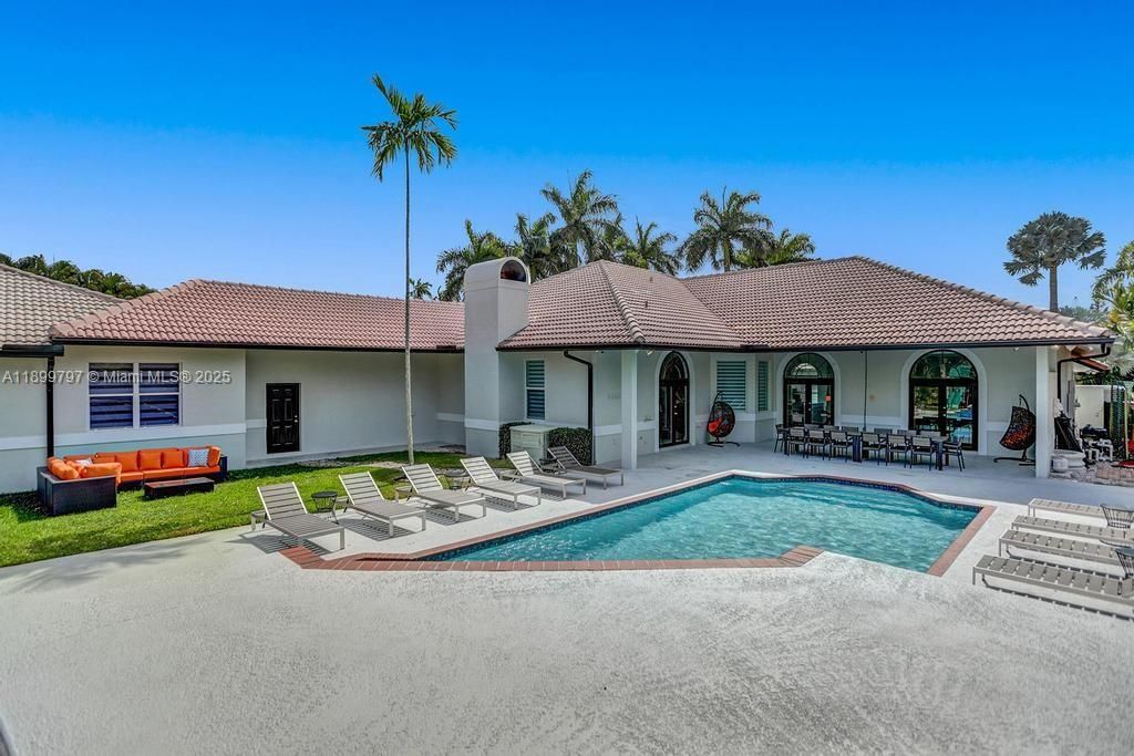 For Rent: $21,995 (9 beds, 5 baths, 4979 Square Feet)