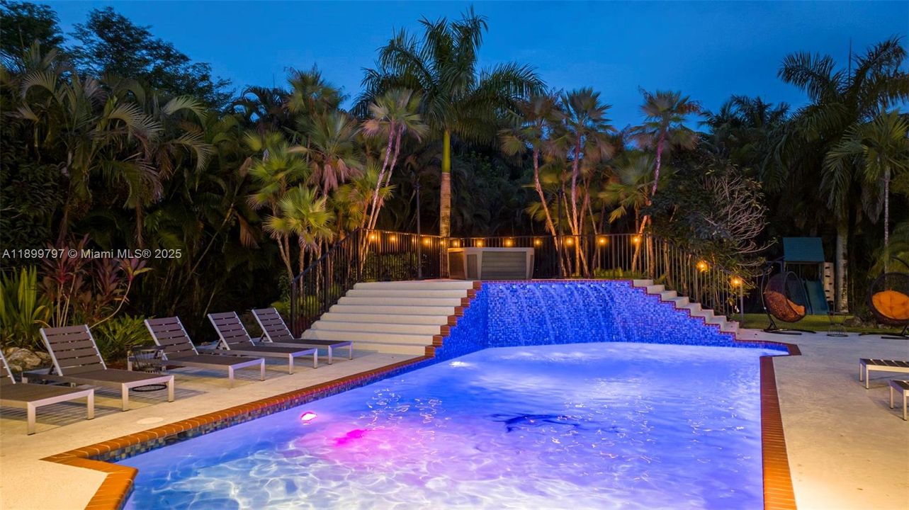 For Rent: $21,995 (9 beds, 5 baths, 4979 Square Feet)