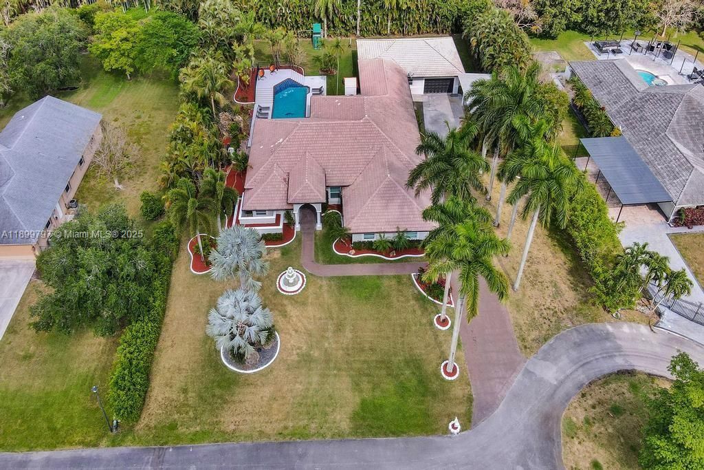 For Rent: $21,995 (9 beds, 5 baths, 4979 Square Feet)