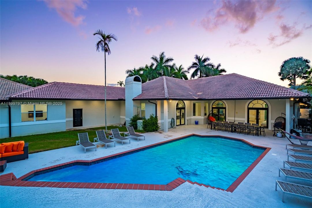 For Rent: $21,995 (9 beds, 5 baths, 4979 Square Feet)