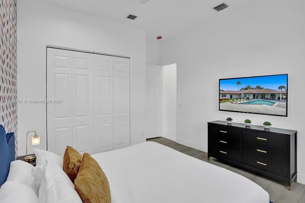 For Rent: $21,995 (9 beds, 5 baths, 4979 Square Feet)