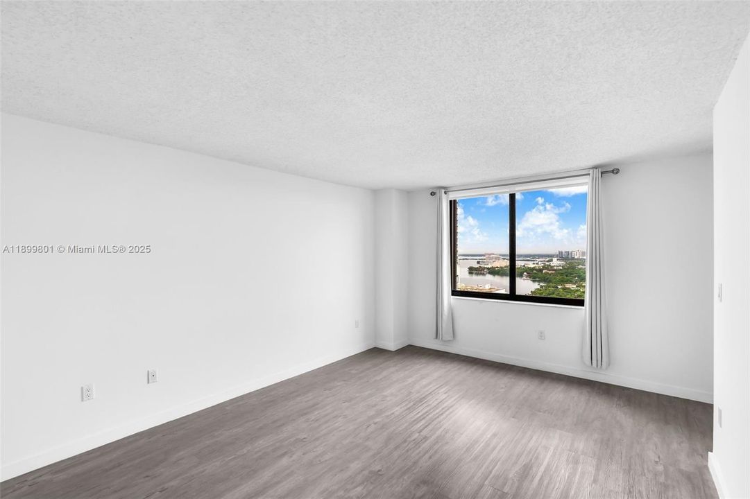 For Rent: $3,700 (1 beds, 2 baths, 930 Square Feet)